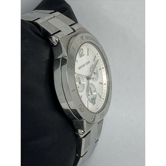 Michael Kors Wyatt MK5932 Women's Silver Stainless Steel Analog Dial Watch VK15 - Picture 5 of 12